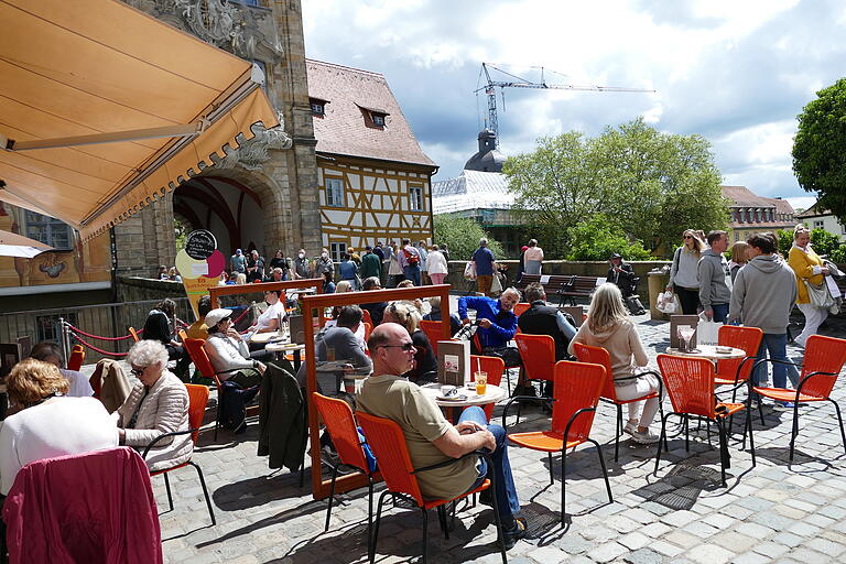 Bamberg am ersten sonnigen Wochenende mit 'lockeren' Corona-Regeln: Die Außengastronomie boomt, freie Plätze sind Mangelware. Bamberg am ersten sonnigen Wochenende mit 'lockeren' Corona-Regeln: Die Außengastronomie boomt, freie Plätze sind Mangelware.