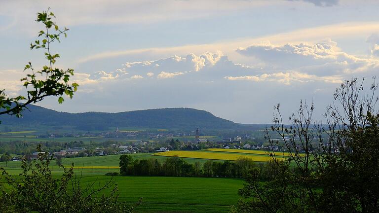 Wenn im Frühjahr die Felder zu blühen beginnen, denkt man vielleicht nicht an die zunehmende Trockenheit in der Region. Die Grabfeld-Allianz hat das Thema aber sehr wohl im Blick.