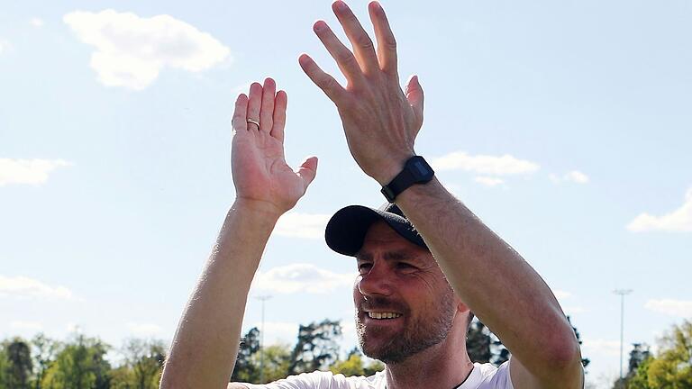 Trainer Marco Wildersinn ist beim Dank an die Fans die Freude deutlich anzusehen.