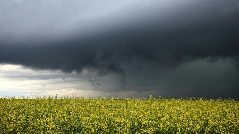 Dunkle Gewitterwolken überzogen vergangenen Donnerstag an vielen Stellen den Landkreis Kitzingen – hier ein Symbolbild – und sorgten an vielen Stellen für Starkregen. Dunkle Gewitterwolken überzogen vergangenen Donnerstag an vielen Stellen den Landkreis Kitzingen – hier ein Symbolbild – und sorgten an vielen Stellen für Starkregen.