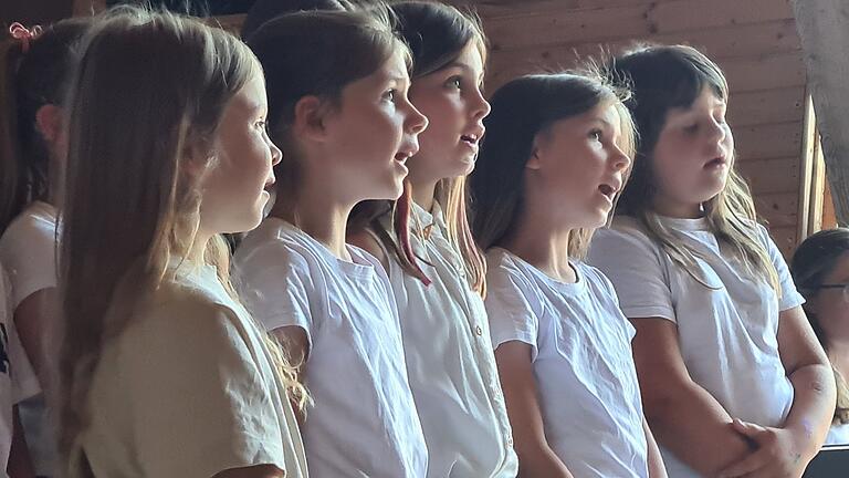 Die Mädels des Nordheimer Kinderchores verzauberten mit Beethovens 'Ode an die Freude' und mit dem Prinzen-Hit 'Alles nur geklaut'. Die Mädels des Nordheimer Kinderchores verzauberten mit Beethovens 'Ode an die Freude' und mit dem Prinzen-Hit 'Alles nur geklaut'.