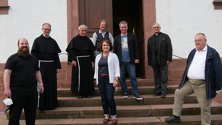 Das neue verantwortliche Personal des Pastoralen Raumes in der Pfarreiengemeinschaft 'Pagus Sinna - Mittlerer Sinngrund, Burgsinn' (von links): Pastoralassistent Sebastian Walter, Pater Steffen Behr, Pater Paul-Maria Klug, die Pastoralreferenten Burkhard Fecher, Edith Fecher und Thorsten Kapperer, Pfarrer Edward Zarosa und Diakon Heribert Ranff.