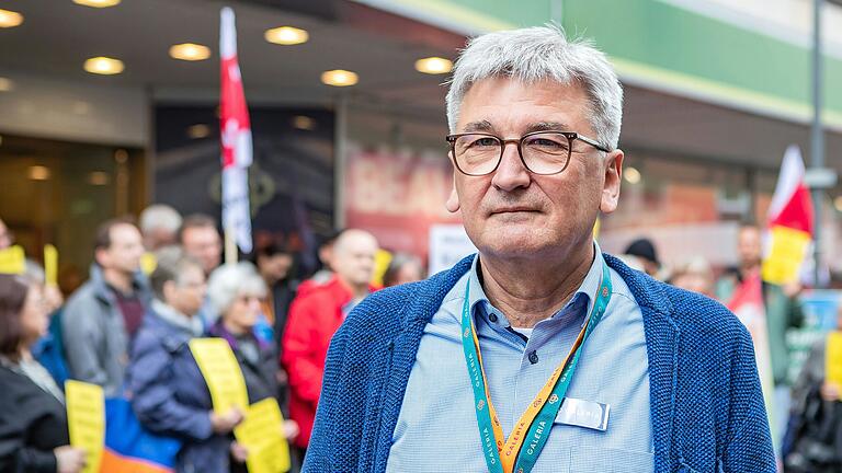Siegfried Fichna ist Betriebsratsvorsitzender bei Kaufhof in Würzburg. Am Rande einer Kundgebung sprach er über die Lage der Angestellten und wie es für sie jetzt weitergeht. Siegfried Fichna ist Betriebsratsvorsitzender bei Kaufhof in Würzburg. Am Rande einer Kundgebung sprach er über die Lage der Angestellten und wie es für sie jetzt weitergeht.
