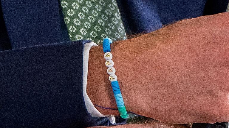 Prinz William in Kapstadt       -  An Williams Handgelenk: ein Armbändchen seiner Tochter.