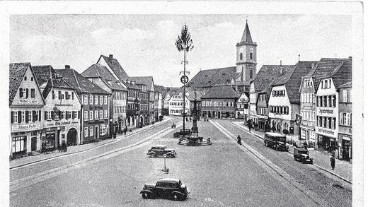 Marktplatz in Bad Neustadt kurz vor dem Einmarsch der US-Army. Noch verunziert ein Maibaum mit Hakenkreuz die Marktplatzmitte. Die Ansichtskarte ist aus der Sammlung von Elfriede Herda (Ostheim v.d. Rhön). Marktplatz in Bad Neustadt kurz vor dem Einmarsch der US-Army. Noch verunziert ein Maibaum mit Hakenkreuz die Marktplatzmitte. Die Ansichtskarte ist aus der Sammlung von Elfriede Herda (Ostheim v.d. Rhön).