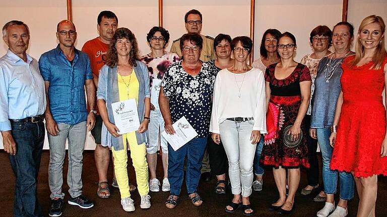 Diese Männer und Frauen wurden mit der Dankesurkunde für die Übernahme der Aufgabe des Verkehrshelfers im Raum Karlstadt ausgezeichnet. Ihnen gratulierten Richard Kohlmann (von links), Winfried Gehrig, in der Mitte Thomas Miebach und rechts Anna Stolz.