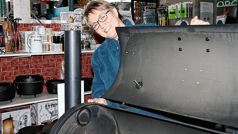 Grills gibt es in allen Größen und Preislagen. Manche erinnern an Dampflokomotiven, wie dieses Exemplar, das Ulrike Zauner zeigt. Grills gibt es in allen Größen und Preislagen. Manche erinnern an Dampflokomotiven, wie dieses Exemplar, das Ulrike Zauner zeigt.