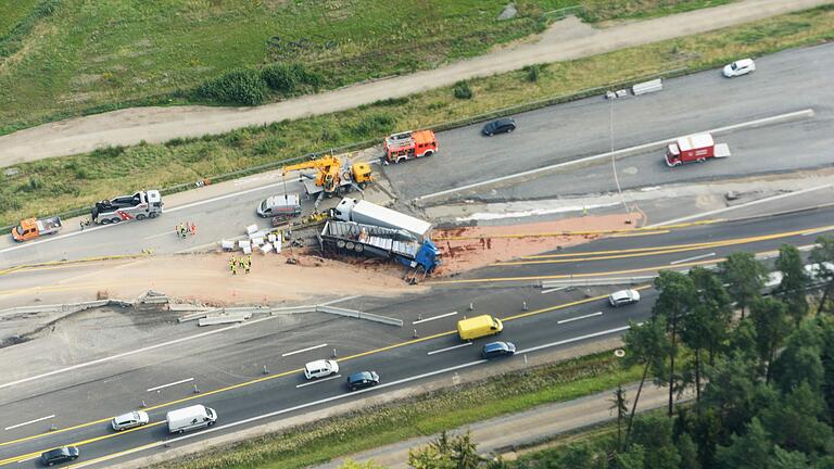 Luftaufnahme von dem Lkw-Unfall bei Geiselwind Luftaufnahme von dem Lkw-Unfall bei Geiselwind