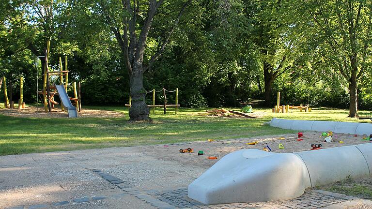 Die neue Spiellandschaft des Gartenamtes auf dem Schlangenspielplatz ist eröffnet. Die neue Spiellandschaft des Gartenamtes auf dem Schlangenspielplatz ist eröffnet.