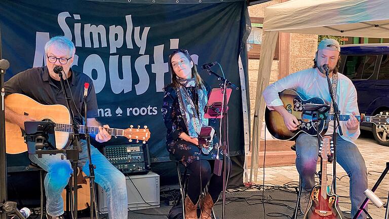 Mittlerweile zum dritten Mal bei den HAMULissimo Sommerkonzerten ist die Band Simply Acoustic mit (von links) Michael Fahrmeier, Rebecca King und Frank Leumer dabei.       -  Mittlerweile zum dritten Mal bei den HAMULissimo Sommerkonzerten ist die Band Simply Acoustic mit (von links) Michael Fahrmeier, Rebecca King und Frank Leumer dabei.