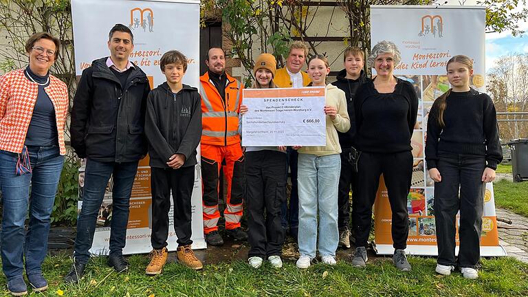 Schülerinnen und Schüler der Montessori-Schule Würzburg bastelten aus Hinweisbannern Etuis. Nun wurde von team orange ein Spendenscheck überreicht (von links): Monika Franke, Simon Langlouis, Philipp Lanny, Bernd Maack und Karin Klüpfel.