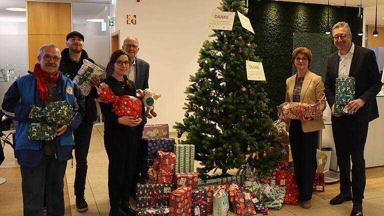 Auf dem Foto von links: Elmar Rachle (Bahnhofsmission), Martin Wolf (Flüchtlings- und Integrationsberatung Diakonie), Luisa Mühlstein (Sozialberatung Diakonie), Hans Spahn (3. Bürgermeister Werneck), stellvertretende Landrätin Bettina Bärmann und Markus Merz (Vorstandssprecher VR-Bank Main-Rhön).