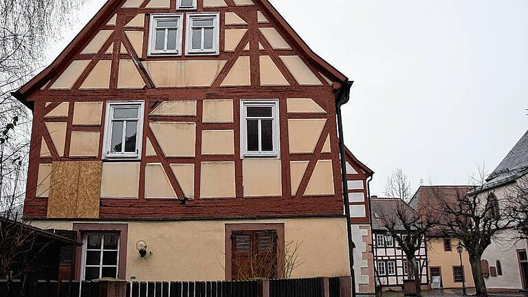 Die Stadträte sollen noch heuer darüber entscheiden, was mit den städtischen Häusern am Kirchplatz passieren soll. Im Bild das Haus Nummer 4 mit seiner stark geschädigten Giebelseite FOTO dehm