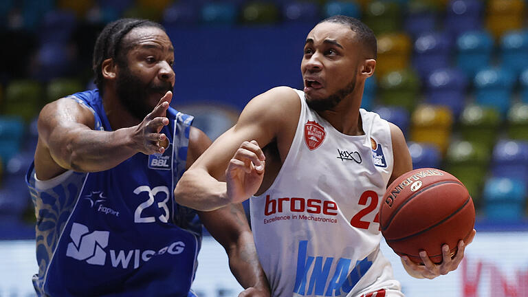 Deutschland, Frankfurt am Main, Fraport Arena, 17.01.2021, emspor, emonline, despor, deonline, FRAPORT SKYLINERS - s.Oliver Wuerzburg, Basketball, BBLBild: v. li. v. li. Quantez Robertson (Fraport Skyliners) und Cameron Hunt (s.Oliver Wuerzburg),