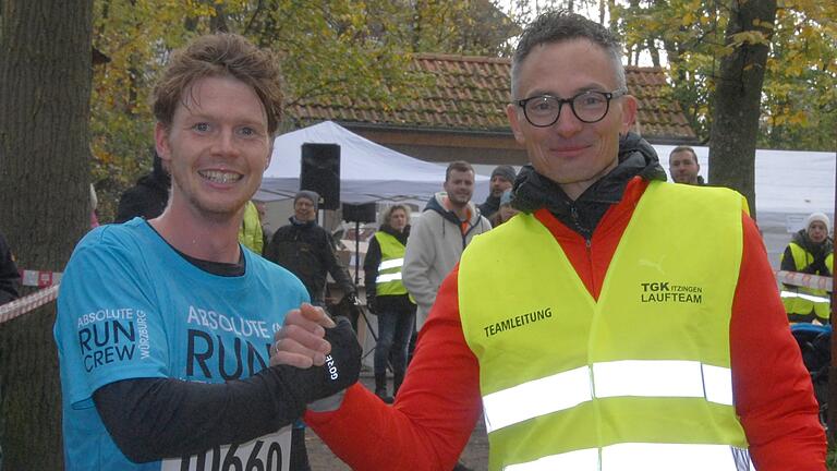 Hauptlauf-Sieger Gabriel Lautenschlager (links) aus Würzburg mit Laufteam-Abteilungsleiter Sebastian Apfelbacher von Lebkuchenlauf-Ausrichter TG Kitzingen.