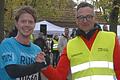 Hauptlauf-Sieger Gabriel Lautenschlager (links) aus Würzburg mit Laufteam-Abteilungsleiter Sebastian Apfelbacher von Lebkuchenlauf-Ausrichter TG Kitzingen.