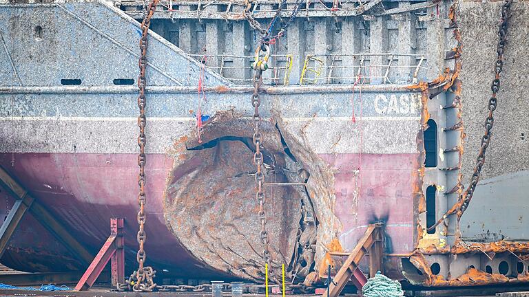 Bergung der gesunkenen &bdquo;Verity&rdquo; verzögert sich       -  Das Wrack der gesunkenen &bdquo;Verity&rdquo; ist vom Meeresgrund geholt worden. Am Heckteil ist deutlich erkennbar, wo das Schiff gerammt wurde. Durch das Loch in der Bordwand drang Wasser ein, der Frachter sank.