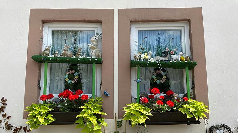 Im Frühjahr ziehen die Schwestern sogar eine zweite Fensterbank ein, um Platz für Tiere und Blumen zu haben. Im Frühjahr ziehen die Schwestern sogar eine zweite Fensterbank ein, um Platz für Tiere und Blumen zu haben.