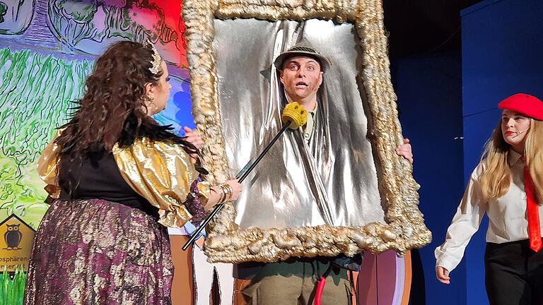 Spieglein, Spieglein an der Wand. Wer ist die schönste im ganzen Land? Bei Siglindes sensationeller Schauspielgruppe Unterelsbach-Spezial durfte Peter (Simon Dietz) nicht nur den Jäger mit dem Schießgewehr (eine Bratpfanne), sondern auch den Spiegel und den Tisch spielen.