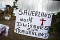 Trauer und Wut       -  Auf einem Schild am Loveparadegelände in Duisburg wird Oberbürgermeister Adolf Sauerland angeprangert. Foto: Oliver Berg