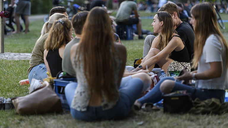 Clubs sind geschlossen, Festivals fallen aus und trotzdem möchten viele Würzburger am Wochenende mit Freunden feiern. Deswegen weichen viele auf die Wiesen am Main und Bars oder Kneipen aus.