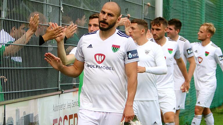 Trostrunde statt Zaunparty: Adam Jabiri (vorne) und die anderen Schweinfurter Spieler schauen ziemlich bedröppelt drein beim Abklatschen mit den mitgereisten FC-05-Fans.