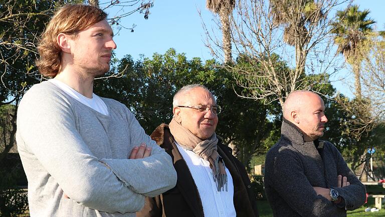 Zu Besuch in Spanien: Felix Magath (Mitte) mit dem Kickers-Vorstandsvorsitzenden Daniel Sauer (links) und Aufsichtsratschef Thorsten Fischer (rechts) beim Trainingslager der Kickers in Andalusien. Kurz darauf wurde Magath als Head of Flyeralarm Global Soccer vorgestellt.