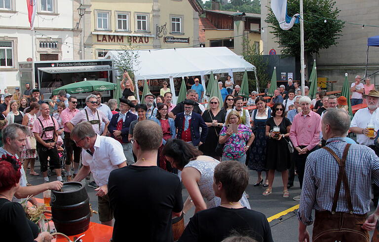 Schon zum Auftakt und Bieranstich waren viele Gäste erschienen. Schon zum Auftakt und Bieranstich waren viele Gäste erschienen.