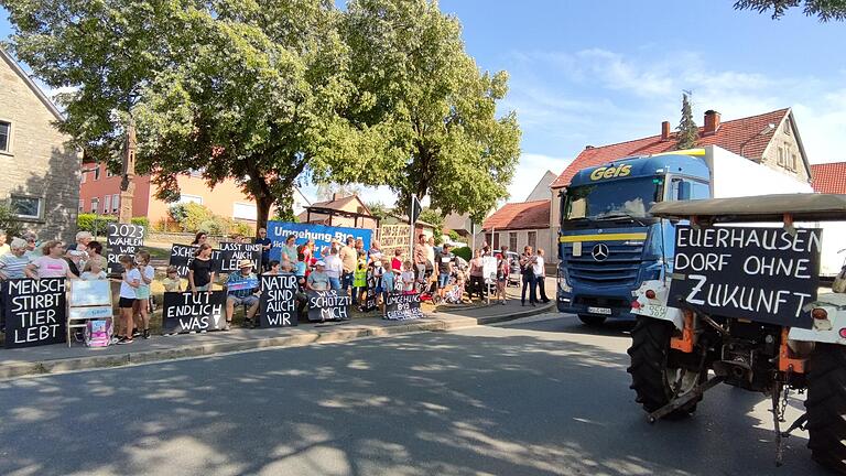 'Raus mit dem Verkehr. Die Umgehung muss her', skandieren die Anwohnerinnen und Anwohner. In Euerhausen und Herchsheim bremsen parkende Fahrzeuge seit einer Woche den Verkehr auf der B19.