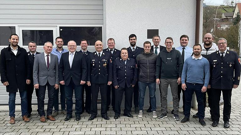 Viel Lob und Dank für die langjährige, gute Vorstandsarbeit gab es bei der Jahreshauptversammlung der Freiwilligen Feuerwehr Stettbach von Bürgermeister Sebastian Hauck (links), Kreisbrandmeister Thomas Heffels (2. von links) und Kreisbrandrat Holger Strunk (rechts).