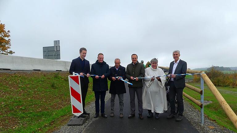 Gaben den Lückenschluss zwischen Oerlenbach und Rottershausen für Fußgänger und Radfahrer frei: Konstantin Arnold (Staatliches Bauamt), Oerlenbachs Bürgermeister Nico Rogge, Emil Müller (stellvertretender . Landrat Bad Kissingen), Poppenhausens ... - Gaben den Lückenschluss zwischen Oerlenbach und Rottershausen für Fußgänger und Radfahrer frei: Konstantin Arnold (Staatliches Bauamt), Oerlenbachs Bürgermeister Nico Rogge, Emil Müller (stellvertretender . Landrat Bad Kissingen), Poppenhausens Bürgermeister Ludwig Nätscher, Pastoralreferentin Christine Seufert und der stellvertretende Landrat von Schweinfurt, Thomas Vizl Gaben den Lückenschluss zwischen Oerlenbach und Rottershausen für Fußgänger und Radfahrer frei: Konstantin Arnold (Staatliches Bauamt), Oerlenbachs Bürgermeister Nico Rogge, Emil Müller (stellvertretender . Landrat Bad Kissingen), Poppenhausens ... - Gaben den Lückenschluss zwischen Oerlenbach und Rottershausen für Fußgänger und Radfahrer frei: Konstantin Arnold (Staatliches Bauamt), Oerlenbachs Bürgermeister Nico Rogge, Emil Müller (stellvertretender . Landrat Bad Kissingen), Poppenhausens Bürgermeister Ludwig Nätscher, Pastoralreferentin Christine Seufert und der stellvertretende Landrat von Schweinfurt, Thomas Vizl