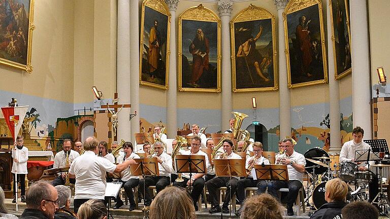 Die Haßfurter Musikantenwallfahrer während des Konzerts in der Kirche von Pierrelatte.