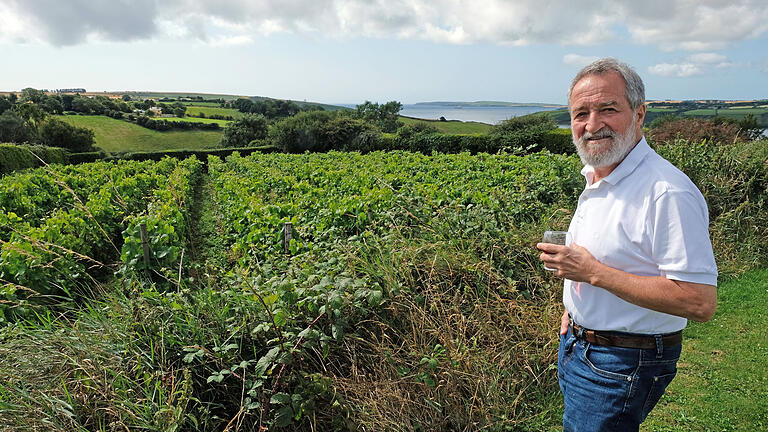 Irland, Kinsale: Thomas Walk steht auf seinem Weingut. Tatsächlich gibt es Weinanbau auf der Whisky-Insel. Das größte Gut liegt in Kinsale ganz im Süden des EU-Landes und gehört Thomas Walk, einem Deutschen aus Unterfranken.