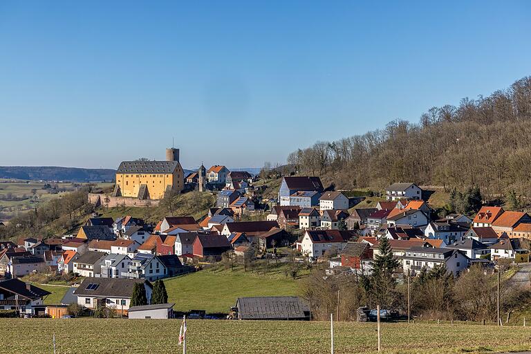 Auf der Spessartspur 'Schwarzenfelser Sonnenseite': Schon von Weitem beeindruckend: die Burg- und Schlossanlage Schwarzenfels. Auf der Spessartspur 'Schwarzenfelser Sonnenseite': Schon von Weitem beeindruckend: die Burg- und Schlossanlage Schwarzenfels.