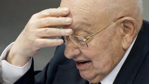 Marcel Reich-Ranicki       -  Der Literaturkritiker und Publizist Marcel Reich-Ranicki ist im Alter von 93 Jahren gestorben. Im März hatte er bekanntgegeben, an Krebs erkrankt zu sein. Bekannt war er als wortgewaltiger Kritiker und prägte das deutsche Verständnis von Literatur. Als Holocaust-Überlebender prägte er die Auseinandersetzung mit dem Nationalsozialismus.