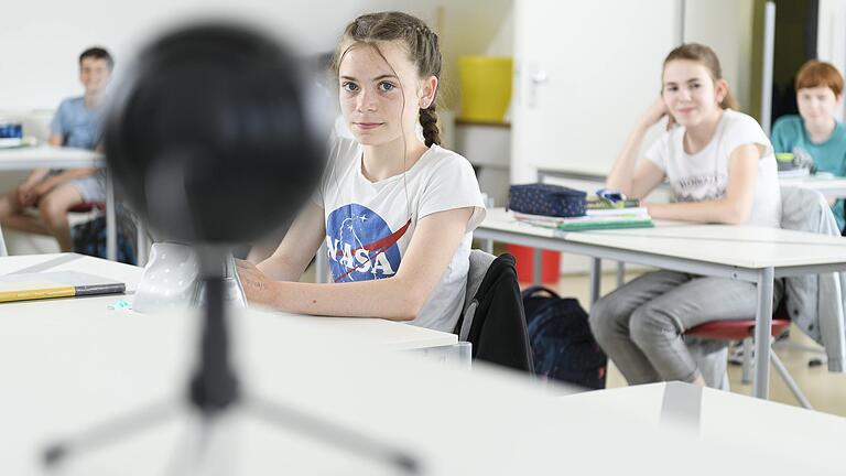 Mit Hilfe eines Raummikrofons wird der Unterricht der Klasse 6b des Würzburger Röntgen-Gymnasiums über ein Konferenz-Tool auch zu den Schülern nach Hause übertragen.&nbsp;