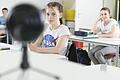 Mit Hilfe eines Raummikrofons wird der Unterricht der Klasse 6b des Würzburger Röntgen-Gymnasiums über ein Konferenz-Tool auch zu den Schülern nach Hause übertragen.&nbsp;