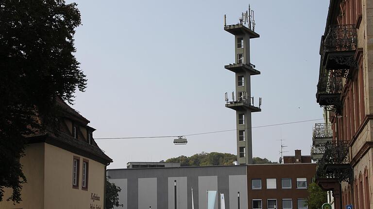 5G-Mobilfunk ist in Bad Kissingen unter anderem auf dem Funkmast des alten Telekom-Gebäudes in der Innenstadt verfügbar.  Foto: Isolde Krapf       -  5G-Mobilfunk ist in Bad Kissingen unter anderem auf dem Funkmast des alten Telekom-Gebäudes in der Innenstadt verfügbar.  Foto: Isolde Krapf