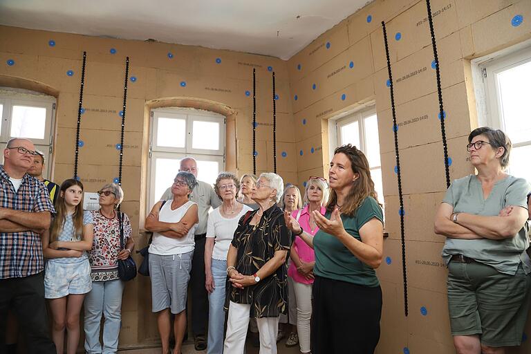 Karin Förster durfte am Tag des offenen Denkmals viele Male die Geschichte zur Sanierung des historischen Gebäudes erzählen. Im späteren Esszimmer der Obergeschoss-Wohnung sind auch schon die Holzfaser-Dämmplatten angebracht.