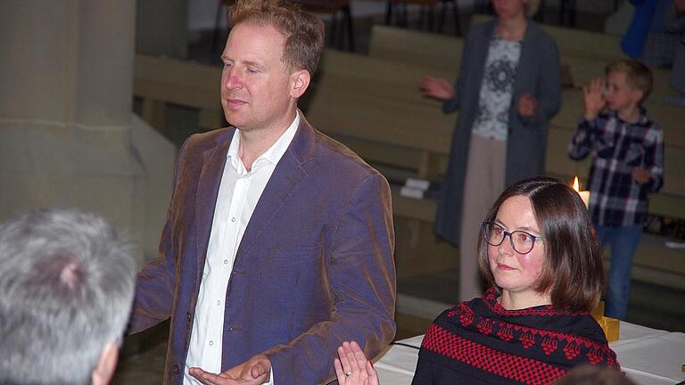 Beim Segensritus: David Hettiger und Anne Hilpert-Böse.       -  Beim Segensritus: David Hettiger und Anne Hilpert-Böse.