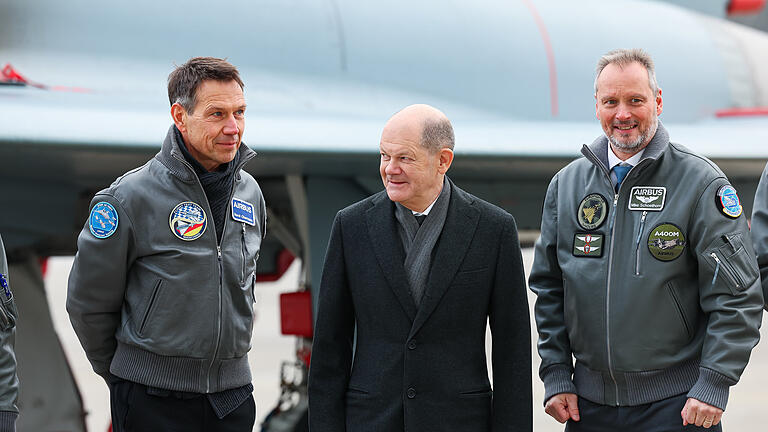 Bundeskanzler Scholz besucht Airbus-Militärstandort.jpeg       -  „Es ist wichtig für die Sicherheit des Landes, was hier im Werk stattfindet“: Bundeskanzler Olaf Scholz (Mitte) auf dem Airbus-Militärstandort in Manching, hier mit Ren Obermann (links), dem Airbus-Verwaltungsratsvorsitzenden, und Michael Schöllhorn, Chef von Airbus Defence and Space.