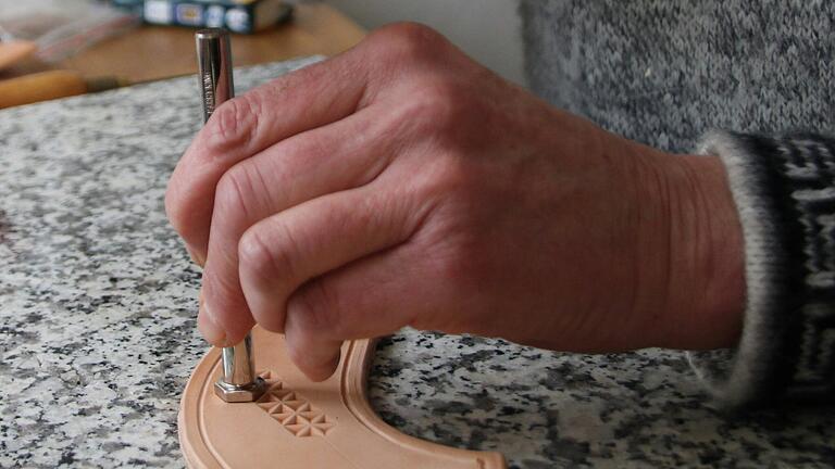 Muster ins Leder schlagen - das heißt in der Fachsprache punzieren. Muster ins Leder schlagen - das heißt in der Fachsprache punzieren.