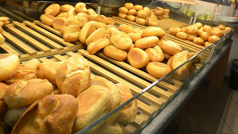 In Würzburg haben auch an Allerheiligen, 1. November, einige Bäckereien geöffnet und verkaufen frisches Brot, Brötchen und Kuchen.