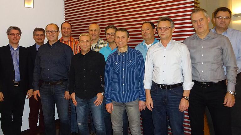 Die Jubilare Jürgen Brand, Paul Doll, Bernd Eisenhut, Roland Fischer, Thomas Friedrich, Klaus Graf, Peter Guse, Frank Heller, August Knaup, Rudolf Kraus, Volker Kugler, Steffen Lentzy, Matthias Metz, Ralph Pohly, Rainer Popp, Jürgen Seifert, Bernhard Seufert, Andreas Vollert zusammen mit Geschäftsführer Dr. Ragnar Warnecke, Betriebsleiter Volker Müller, Kaufmännischem Leiter Michael Fischer und Organisationsleiter Dominik Reinig. Nicht im Bild sind Georg Heuler, Stefan Hümmer, Thomas Markert, Ralf Müller, Bernd Wegner.