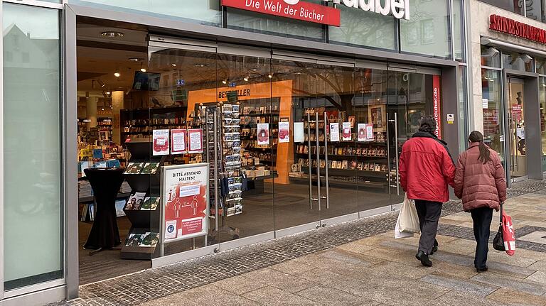 Ein kleiner Spalt ist offen und ermöglichst so den Kunden auch im Buchhandel eine vereinbarte Abholung.