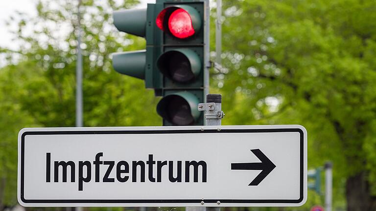 Die Dynamik bei den Corona-Impfungen ist ins Stocken geraten. Die Landkreise reagieren und passen die Öffnungszeiten der Impfzentren an. Die Dynamik bei den Corona-Impfungen ist ins Stocken geraten. Die Landkreise reagieren und passen die Öffnungszeiten der Impfzentren an.