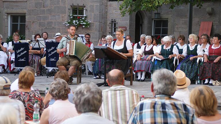 Der Innenhof von Schloss Schwanberg dient als Kulisse für das Fränkische Sänger und Musikantentreffen.