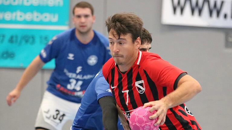 Starker Auftritt : Simon Weiner vom FC Bad Brückenau setzte sich immer wieder energisch gegen die Michelfelder Defensive durch. - Starker Auftritt : Simon Weiner vom FC Bad Brückenau setzte sich immer wieder energisch gegen die Michelfelder Defensive durch. Starker Auftritt : Simon Weiner vom FC Bad Brückenau setzte sich immer wieder energisch gegen die Michelfelder Defensive durch. - Starker Auftritt : Simon Weiner vom FC Bad Brückenau setzte sich immer wieder energisch gegen die Michelfelder Defensive durch.