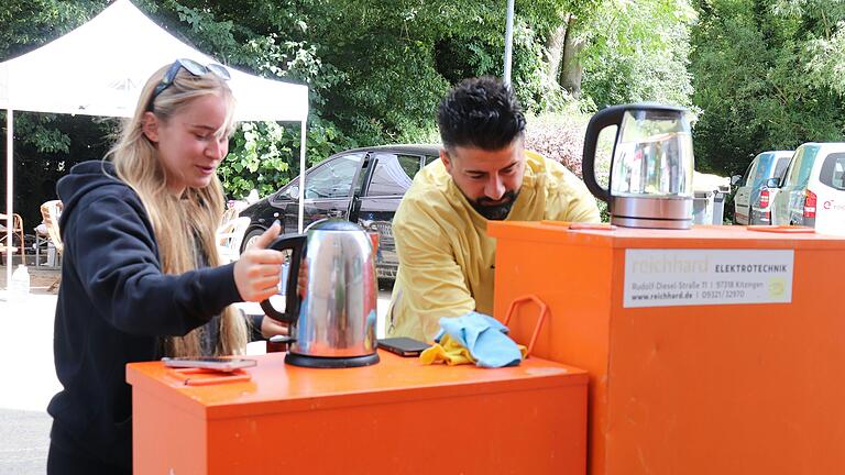 Mithilfe der beiden Verteilerkästen können Julia und Mustafa jetzt immerhin Wasser aufkochen.