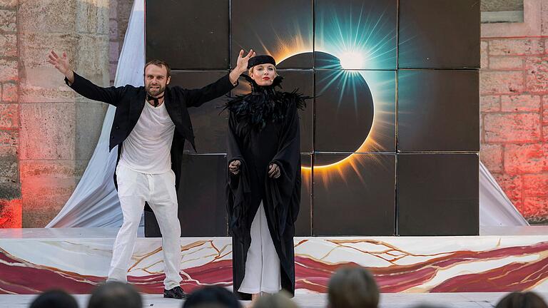 Rasender Jedermann, wunderschöner Tod: Miro Nieselt und Sarah Béke. Rasender Jedermann, wunderschöner Tod: Miro Nieselt und Sarah Béke.